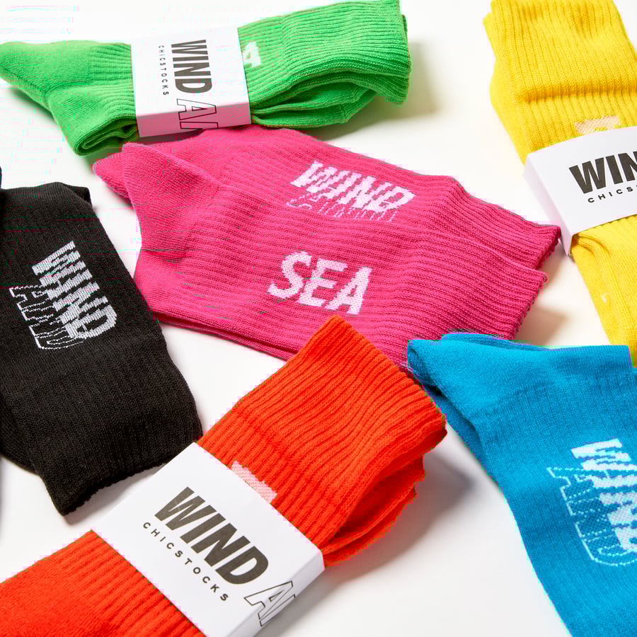 サカナクション×シックストックスのコラボソックスが発売、白と黒の2足