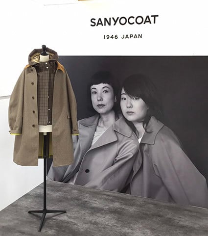 アクアスキュータム×ベルばら、トレンチコートを着たオスカルと
