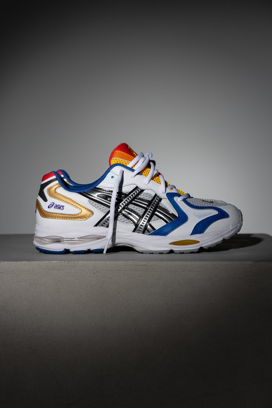 オニツカタイガーが「シンデレラ」とのコラボスニーカー発売