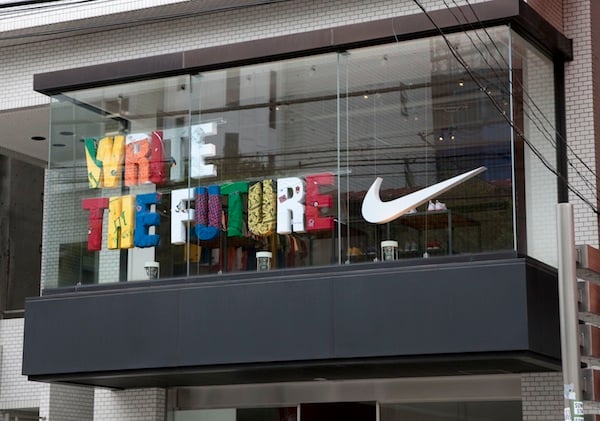 キャプテン翼」日向小次郎シューズがNIKE/SOPH.限定ショップに登場