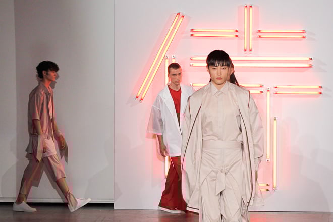 山本耀司直筆サイン入り写真 当選通知書付き 山本耀司のサイン入り、一点物のショーピースジャケットがオークション