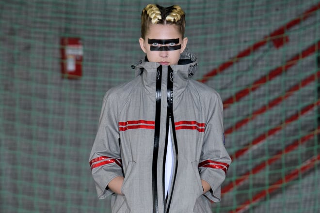 山本耀司のサイン入り、一点物のショーピースジャケットがオークション