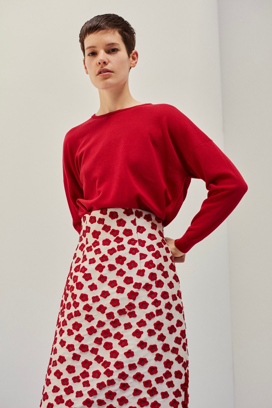 Hussein Chalayan フセインチャラヤン 赤 ロンT インタビュー］ファッションの領域を超えるデザイナーHussein Chalayan