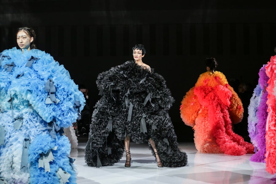 山本耀司のサイン入り、一点物のショーピースジャケットがオークション