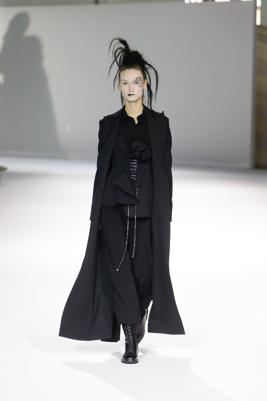 ヨウジヤマモト、世界初「動体裁断」の技術を取り入れた新シリーズを発表