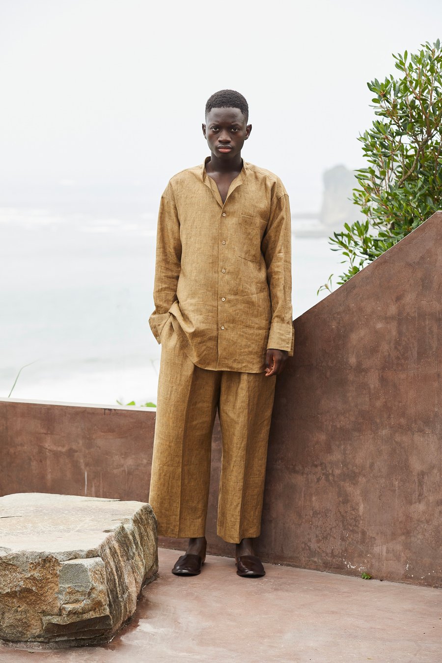 ピーチ・ジョン冬号は美脚ギター持つ布袋寅泰 コラボパンツも販売