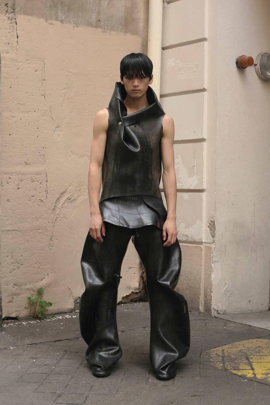 フセイン・チャラヤンが新ロゴ発表「Chalayan」に