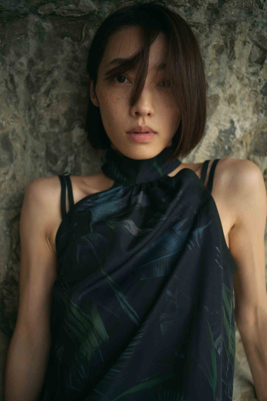 23区」中村アンと協業第2弾、大人の女性に向けたロングシャツ