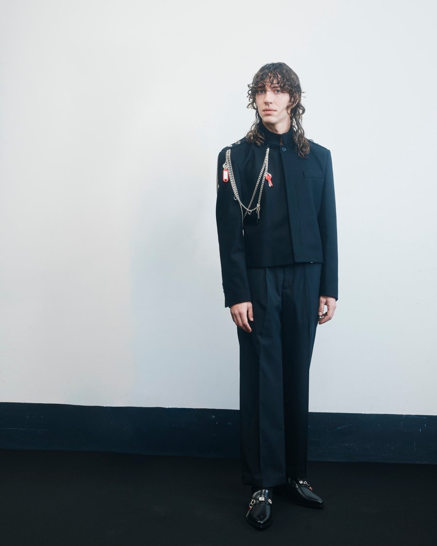 VIKTOR＆ROLF 独創性溢れるトレンチコートコレクション発表