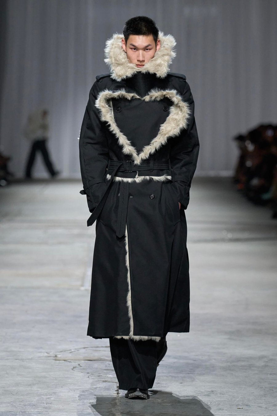 VIKTOR＆ROLF 独創性溢れるトレンチコートコレクション発表