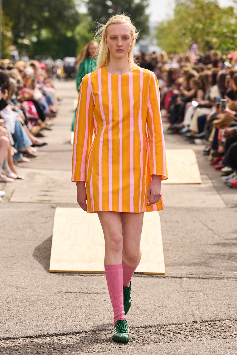 アニメや漫画に着想、アーティストのハシヅメユウヤが個展開催