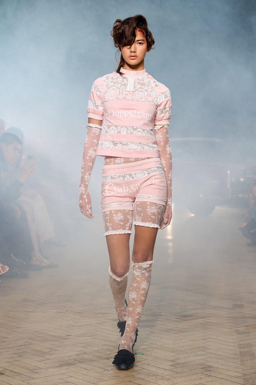 ピーチ・ジョン冬号は美脚ギター持つ布袋寅泰 コラボパンツも販売