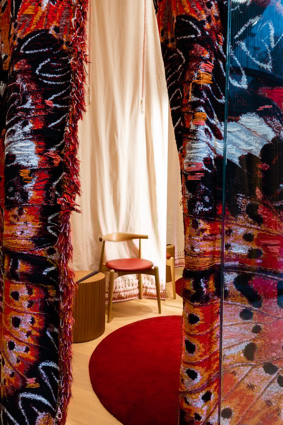 アレキサンダー マックイーン 旗艦店が表参道に サラ バートンによる新コンセプトを反映