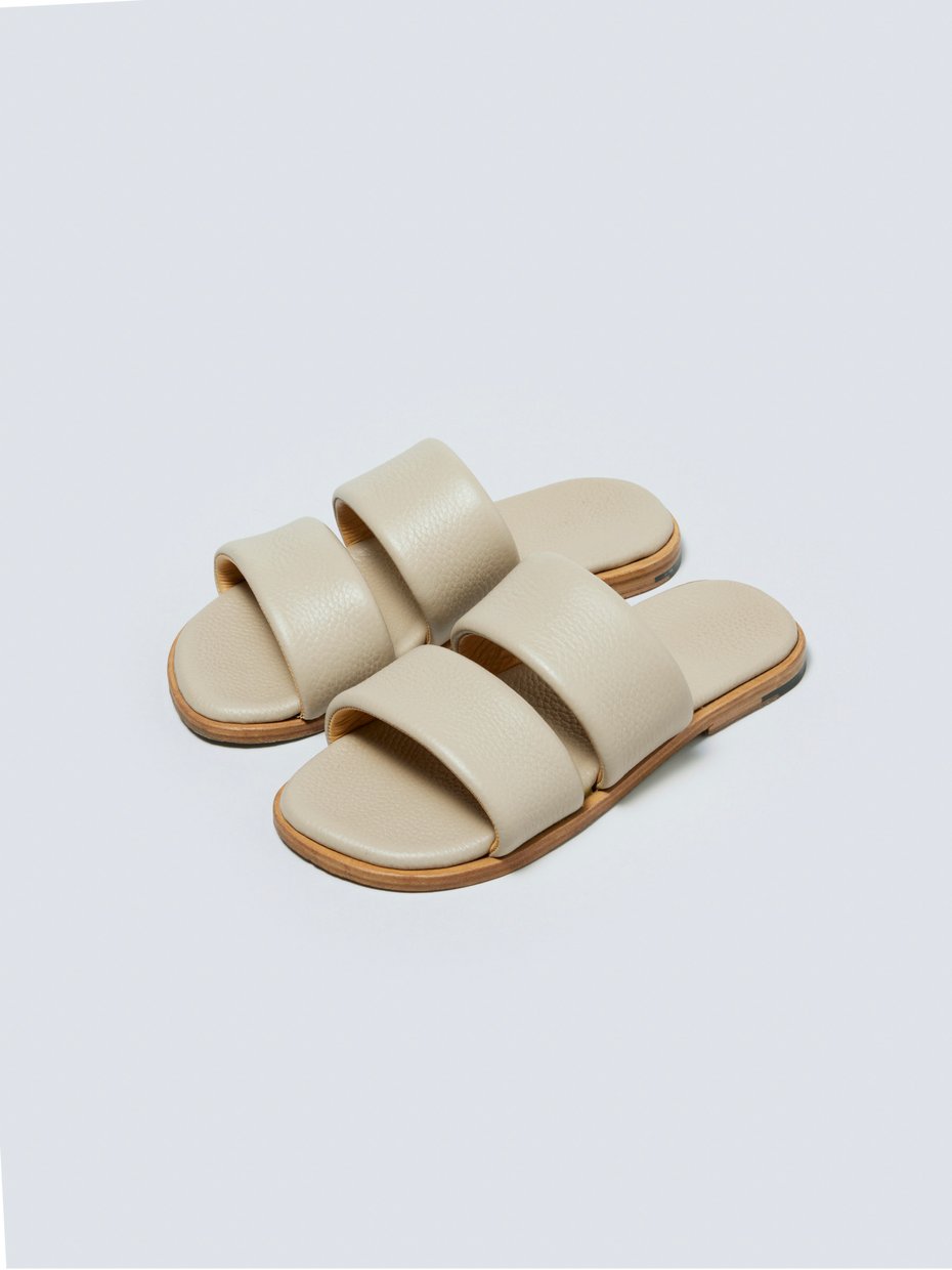 オーラリー がレザーストラップサンダルを発売 国内のタンナーから仕入れえたカウレザーを使用