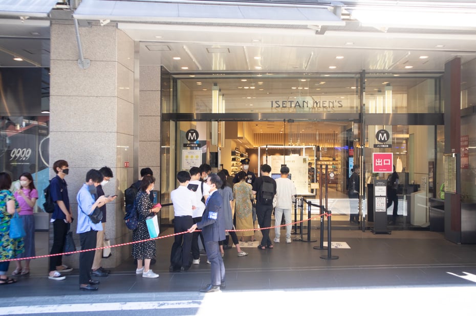 伊勢丹新宿店 夏のクリアランスセールに約00人が行列 朝6時半から並ぶ人の姿も
