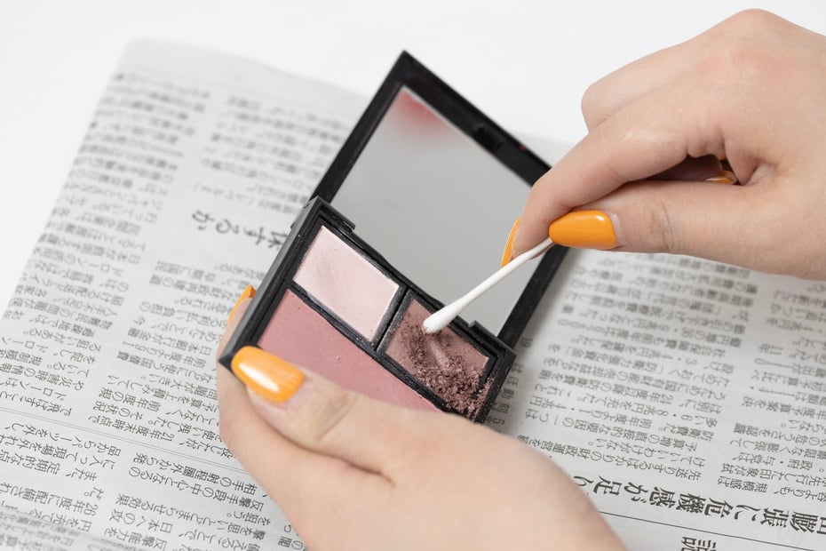 ①綿棒などを使って新聞紙などのいらない紙に中身を全て出す。 Image by FASHIONSNAP