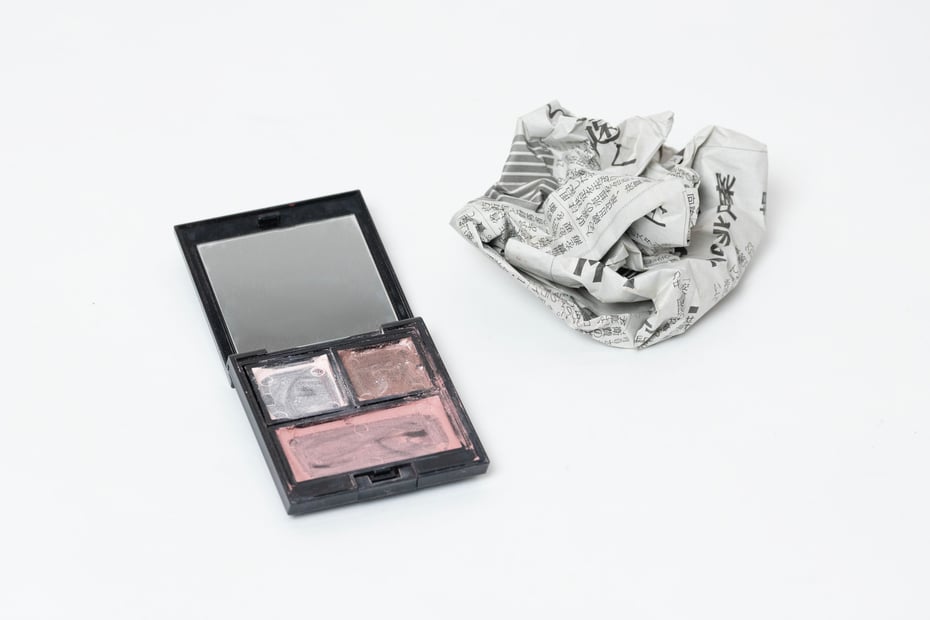 ②アイシャドウの粉を包んだ新聞紙を一般ごみとして処分。パッケージは自治体のルールに合わせて廃棄する。 Image by FASHIONSNAP