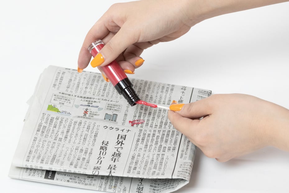 ①綿棒などを使って新聞紙などの紙に中身を全て出す。 Image by FASHIONSNAP