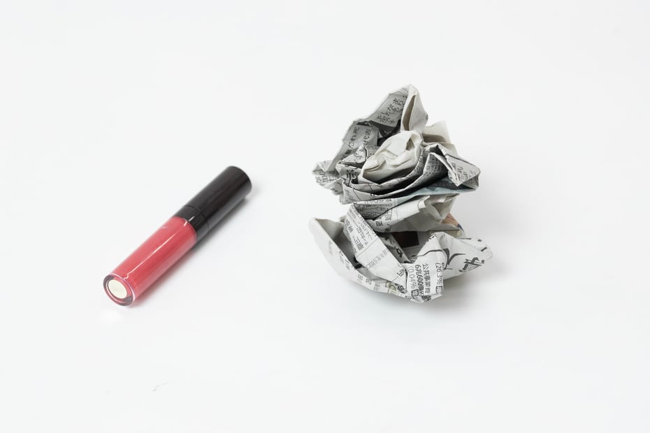 新聞紙を風通しの良い火気のないところで乾かし、一般ごみとして処分。パッケージは自治体のルールに合わせて廃棄する。 Image by FASHIONSNAP