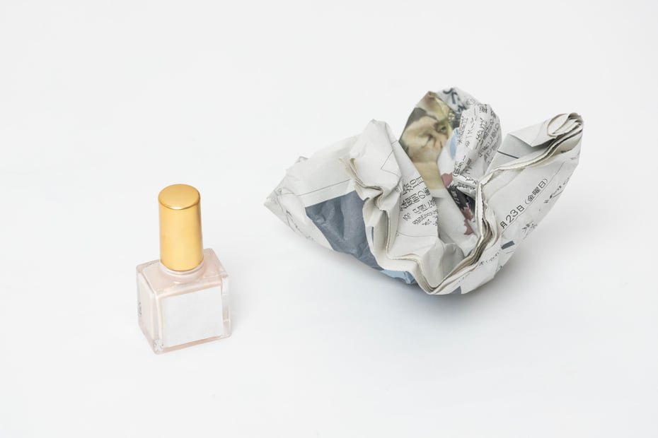 ②新聞紙は風通しの良い火気のない場所で乾かして、一般ごみとして廃棄。容器は、自治体のルールに従って処分する。 Image by FASHIONSNAP