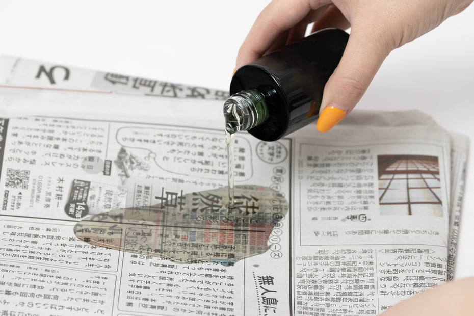 ①新聞紙などの紙に中身を全て出す。 Image by FASHIONSNAP