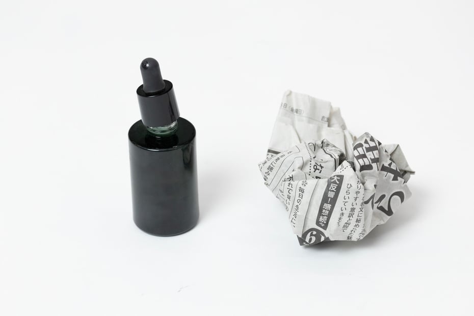 ②新聞紙は風通しの良い火気のないところで乾かし、一般ごみとして処分。容器は自治体のルールに従って廃棄する。 Image by FASHIONSNAP