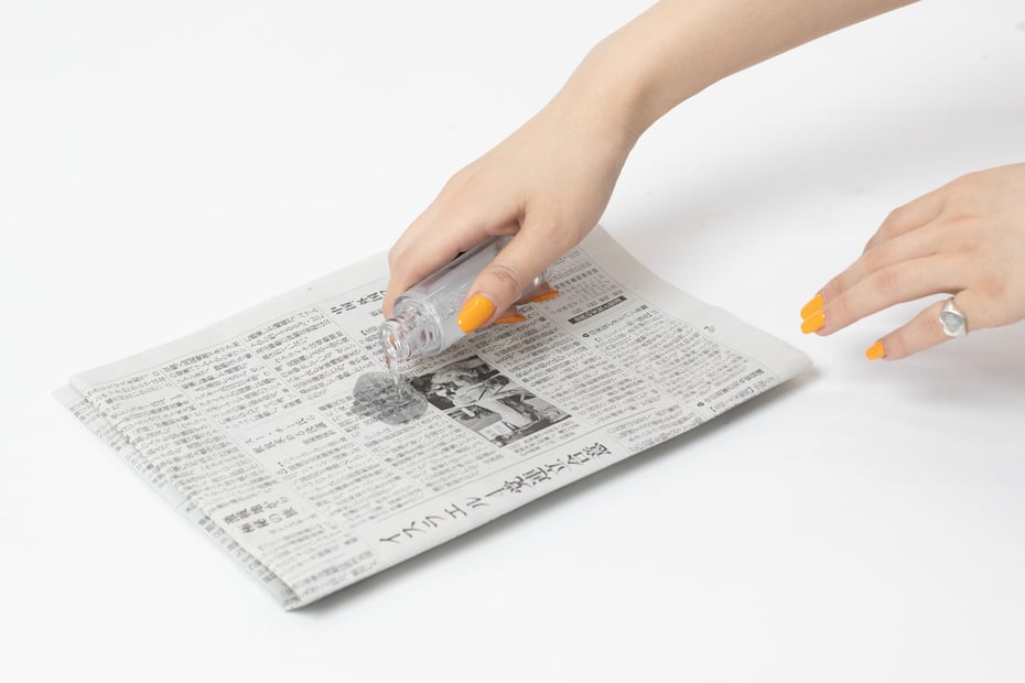 ①新聞紙などの紙に中身を全て出す。 Image by FASHIONSNAP