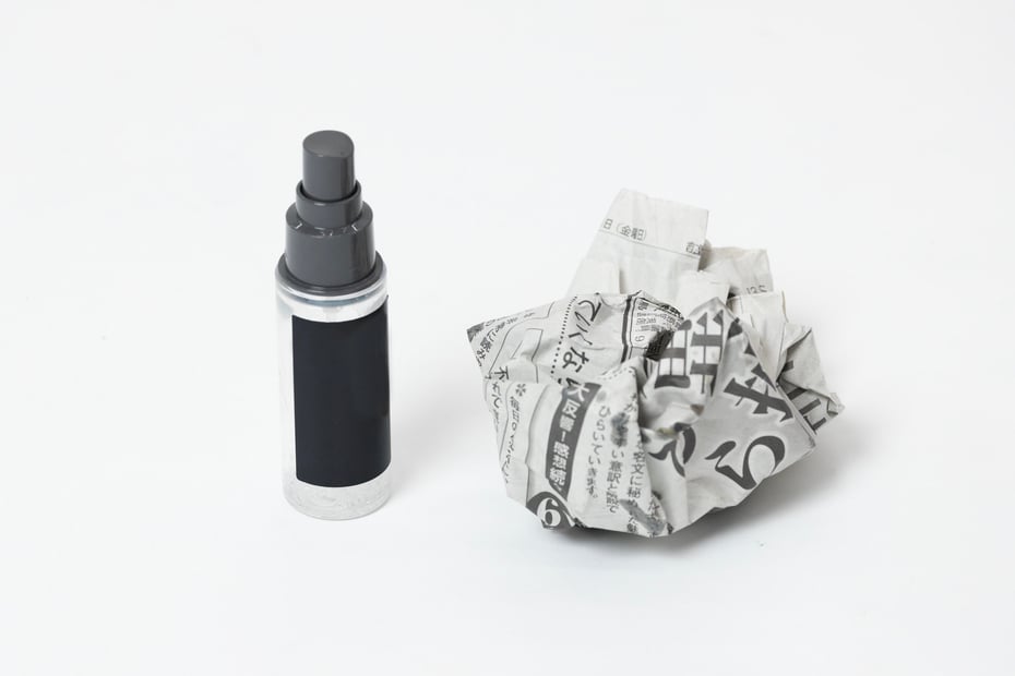 ②新聞紙は風通しの良い火気のないところで乾かし、一般ごみとして処分。容器は自治体のルールに従って廃棄する。 Image by FASHIONSNAP