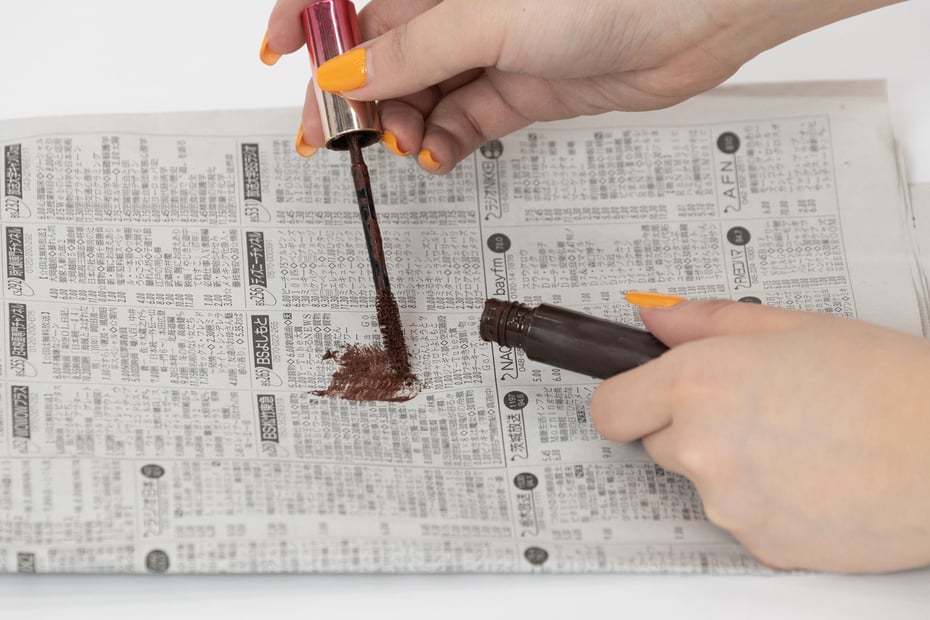 ①綿棒などを使って新聞紙などの紙に中身を全て出す。 Image by FASHIONSNAP