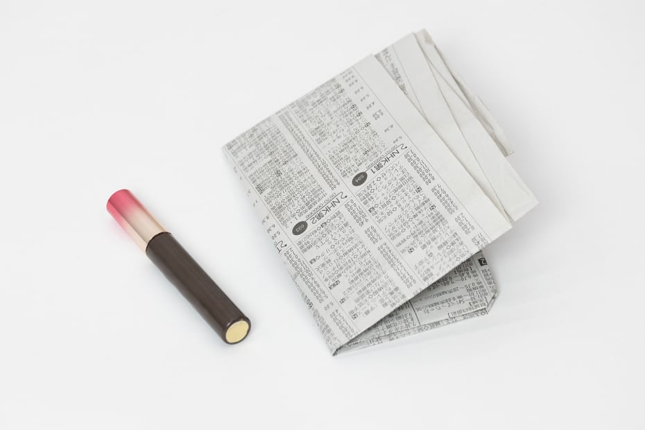 新聞紙を風通しの良い火気のないところで乾かし、一般ごみとして処分。パッケージは自治体のルールに従って廃棄する。 Image by FASHIONSNAP