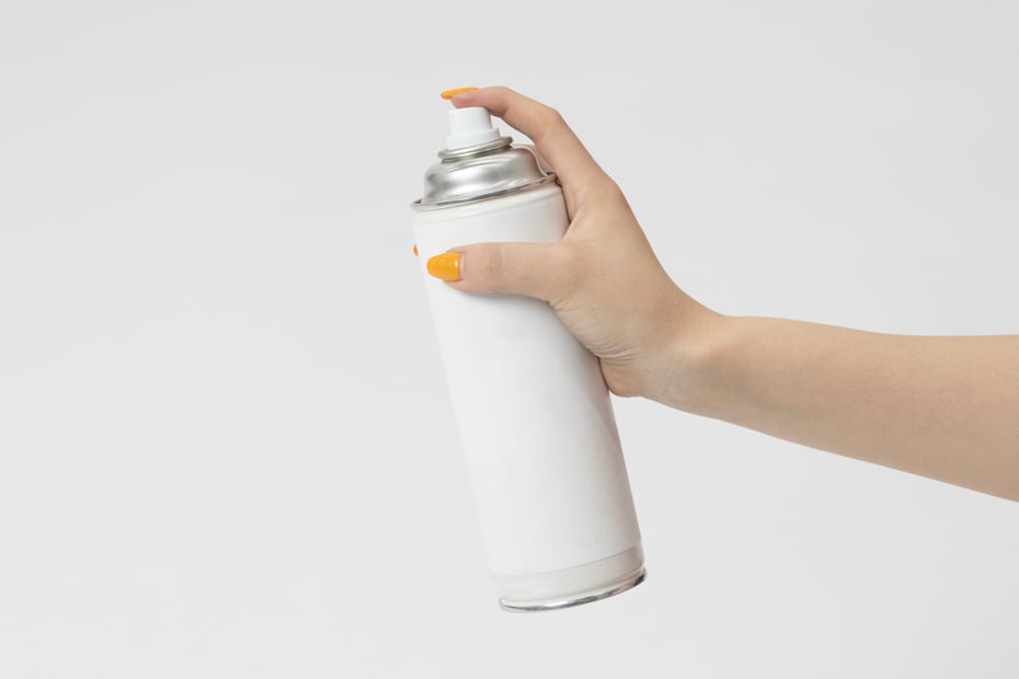 ①「シュー」という噴射音がなくなるまでボタンを押す。 Image by FASHIONSNAP