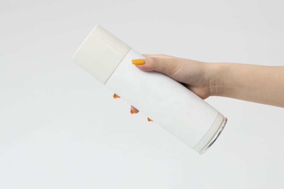 ②中身を全部抜き終わったら、自治体のルールに従って容器を廃棄する。 Image by FASHIONSNAP