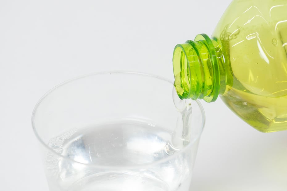 ①ぬるま湯に中性洗剤を溶かす。 Image by FASHIONSNAP