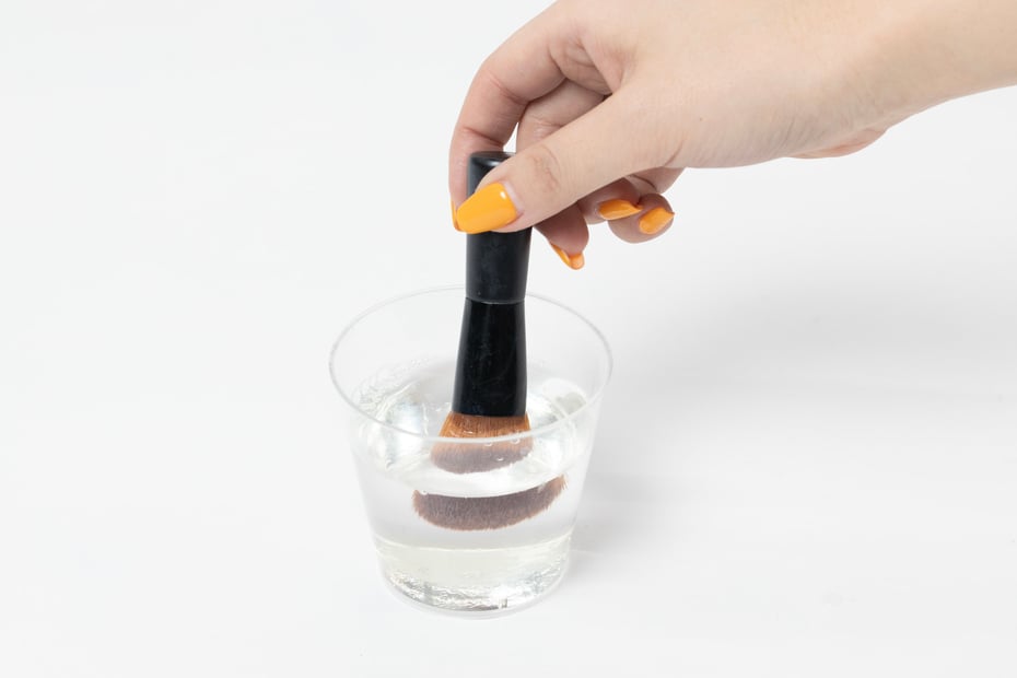 ①中性洗剤を溶かしたぬるま湯（ぬるま湯：中性洗剤＝200：1）にブラシを入れる。 Image by FASHIONSNAP