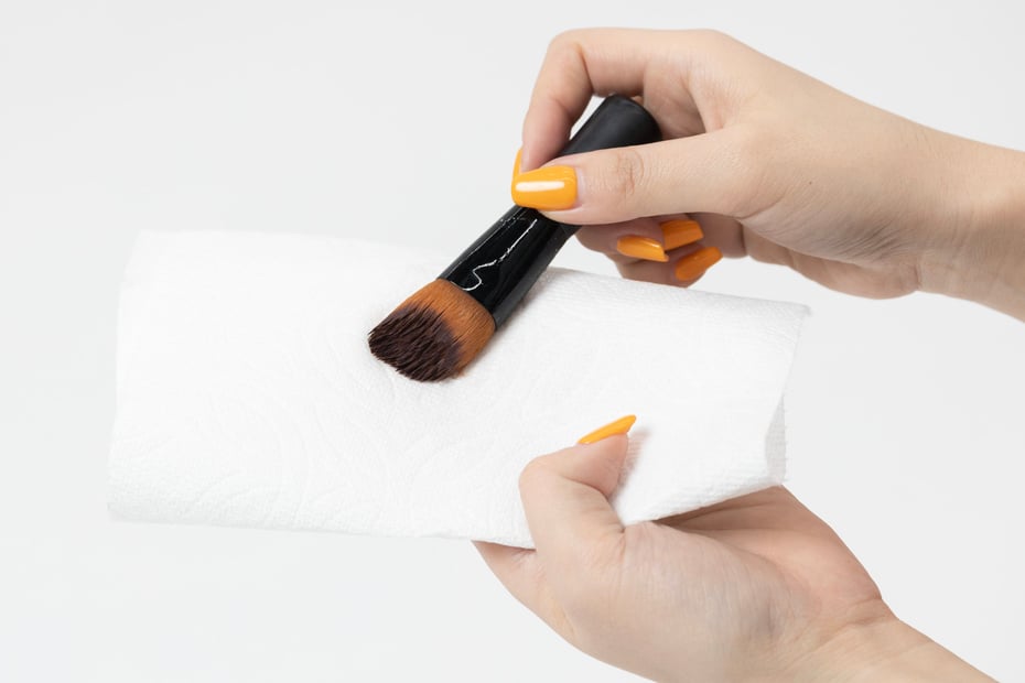 ③泡が立たなくなるまで十分にすすいだら水気を切り、乾いたタオルなどで水分を拭き取る。 Image by FASHIONSNAP