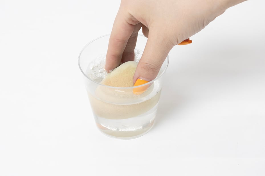 ②指の腹を使って、スポンジを軽く押して洗う。 Image by FASHIONSNAP