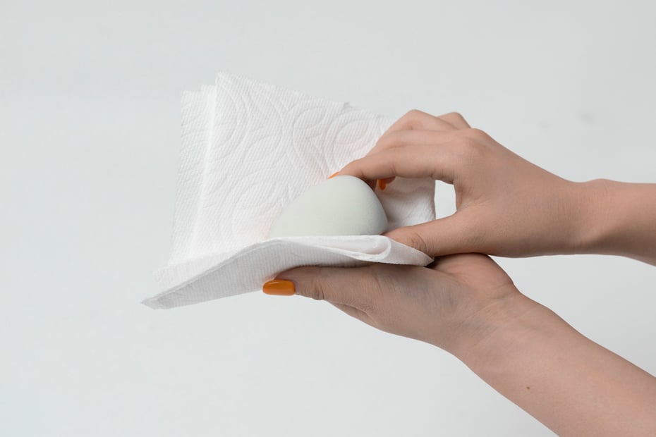 ③汚れが浮いてきたら、水を替えながら水が透明になるまですすぎ、乾いたタオルなどで水気を切る。 Image by FASHIONSNAP