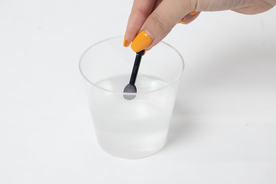 ②中性洗剤を溶かしたぬるま湯にチップを入れる。 Image by FASHIONSNAP