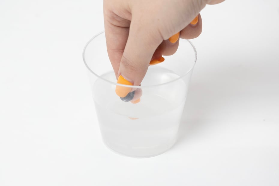 ②指の腹を使って、スポンジを軽く押して洗う。汚れが浮いてきたら、水を替えながら水が透明になるまで押し洗いをする。 Image by FASHIONSNAP