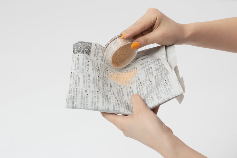 ①新聞紙などのいらない紙に中身を全て出す。 Image by FASHIONSNAP