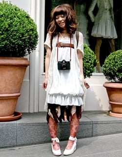 最先端ストリートに 女カメラ小僧 が急増 レトロな雰囲気でアクセサリー代わりに