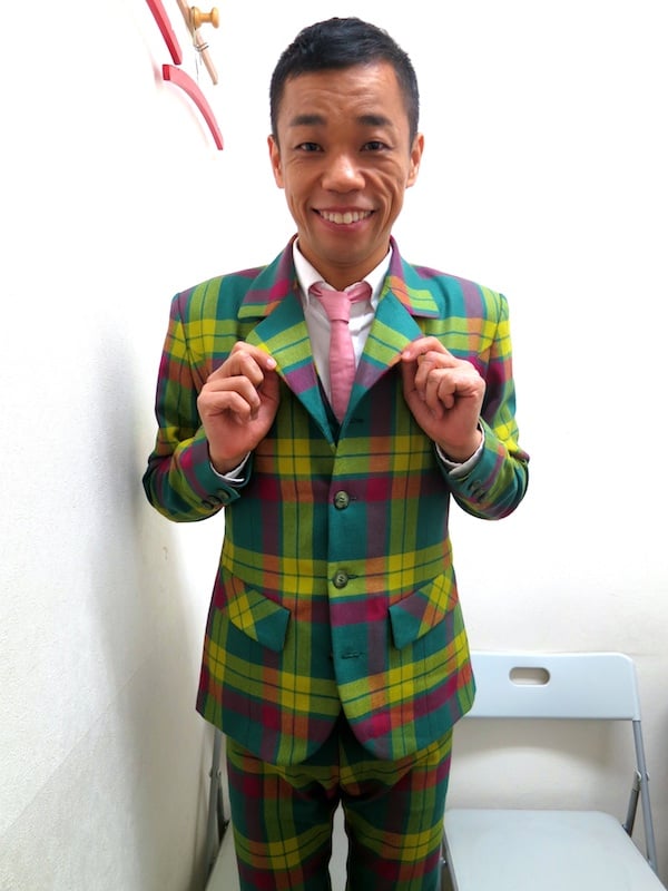 新 伊勢丹の紙袋 柄スーツ Cowcow多田が披露 新 伊勢丹の紙袋 柄スーツ Cowcow多田が披露