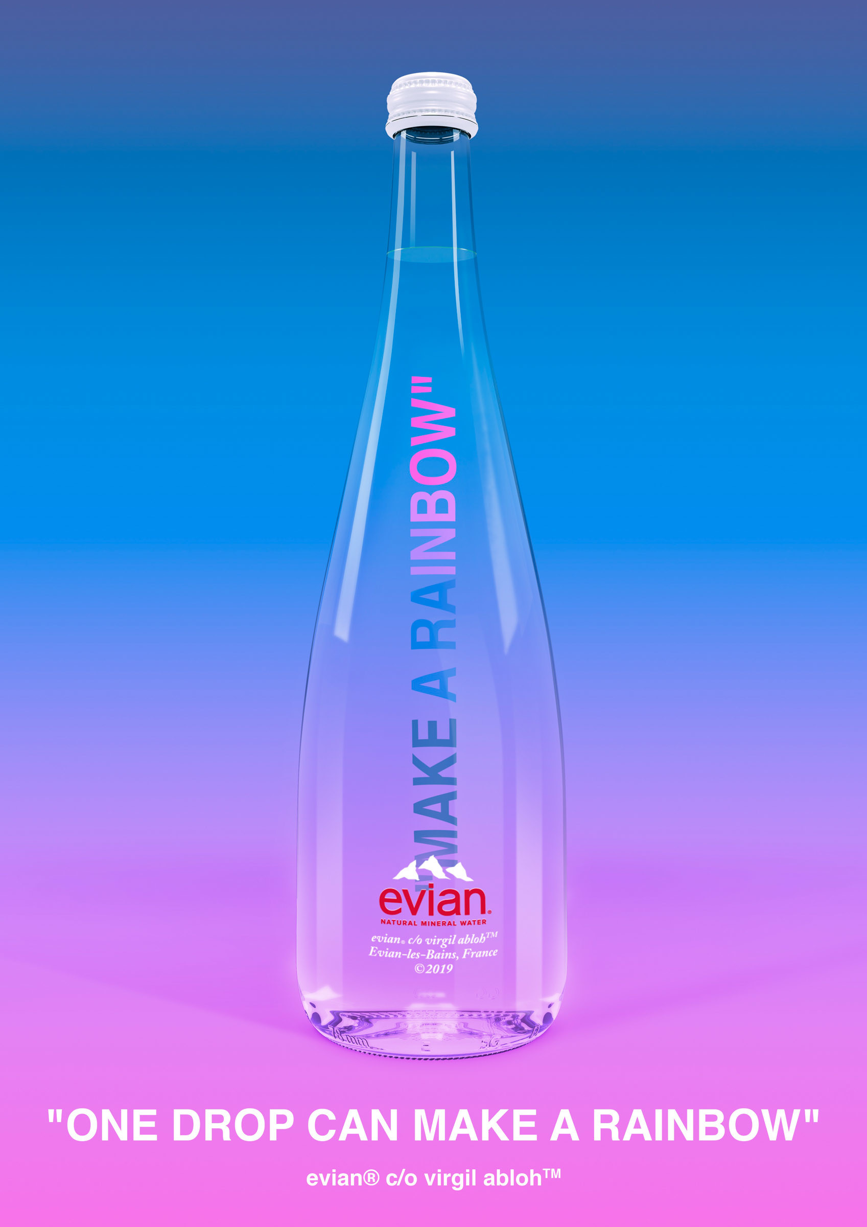 エビアン×ヴァージル・アブロー限定ガラスボトルが日本で発売、ショルダーバッグ付き