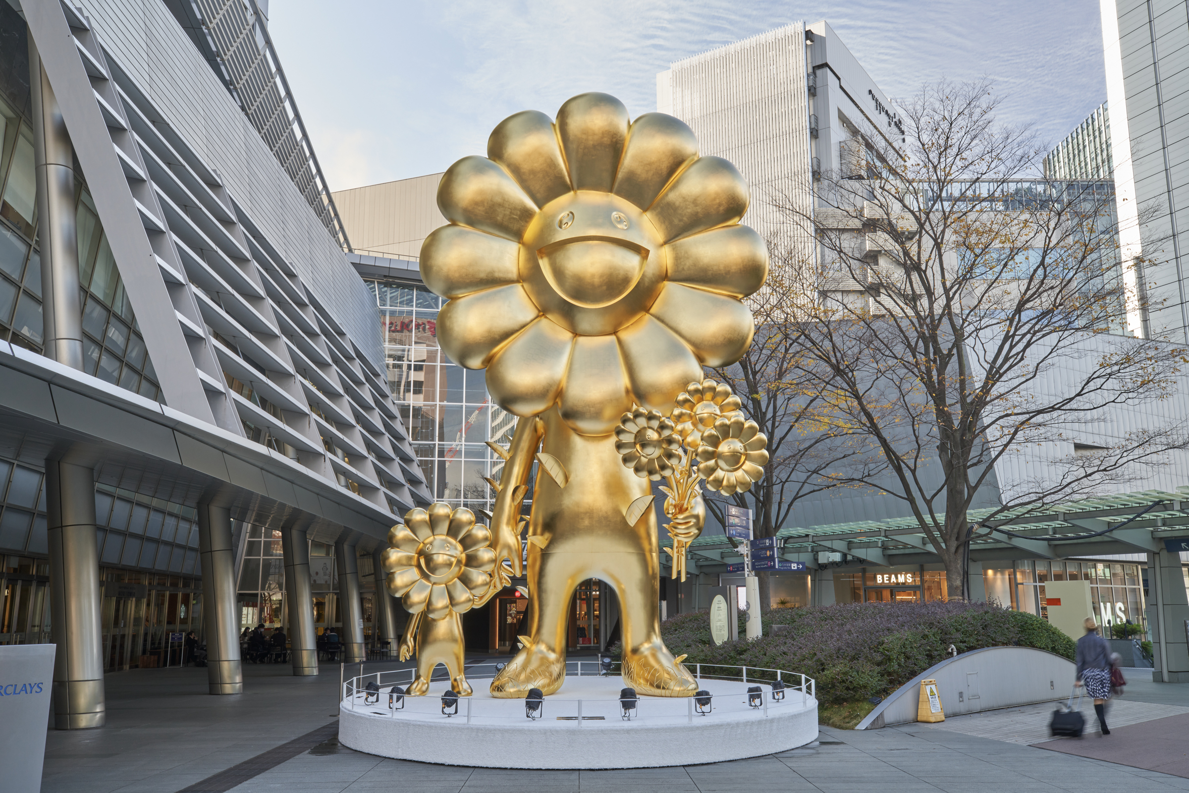 村上隆のお花が全長10mの巨大な彫刻作品に 六本木ヒルズで「お花の親子」を期間限定公開