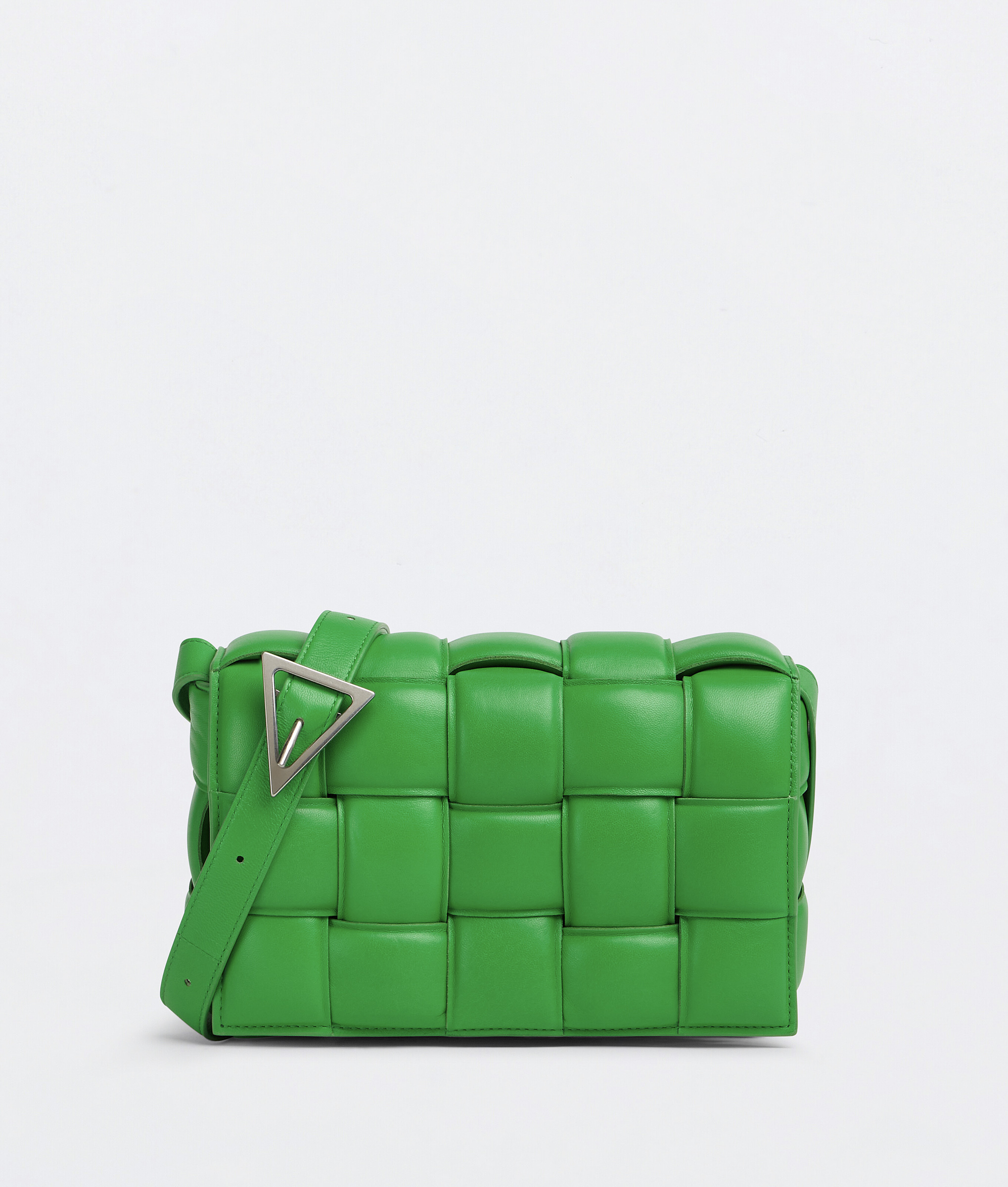 ボッテガ・ヴェネタのバッグ「パデッド カセット」に新色登場、鮮やかなグリーンなどを追加