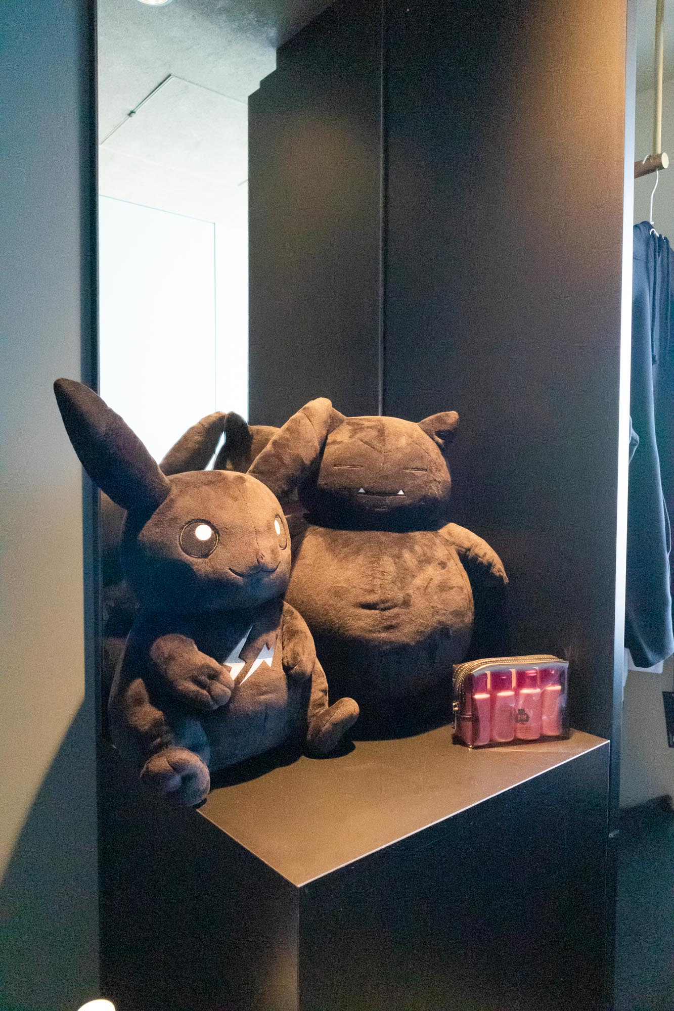 藤原ヒロシとポケモンがホテルをアレンジ、作中の草むらやアイテムをイメージ