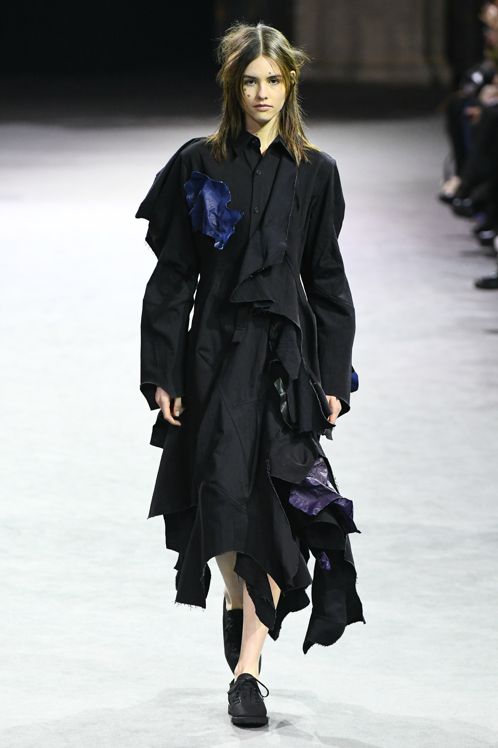 ヨウジヤマモト」のドレスは黒の彫刻 スタンスミスも登場 2023年秋冬パリコレ