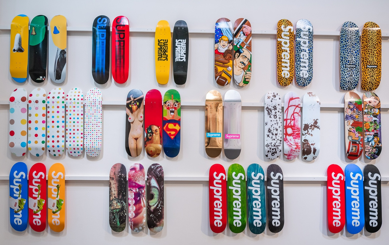 シュプリーム」20年分のスケートボードデッキコレクションがサザビーズに出品