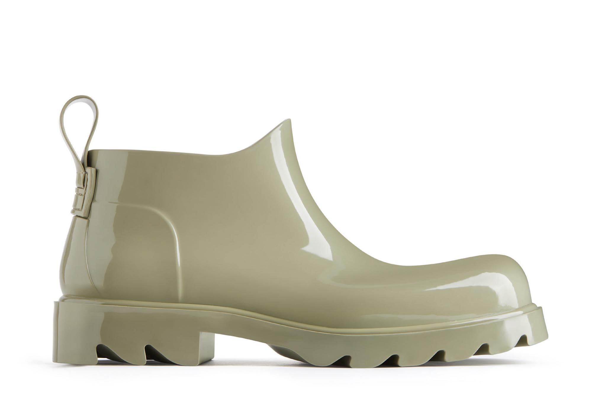 ボッテガ・ヴェネタがアンクルブーツ「ストライド」発売、オールラバーでミニマルなデザイン