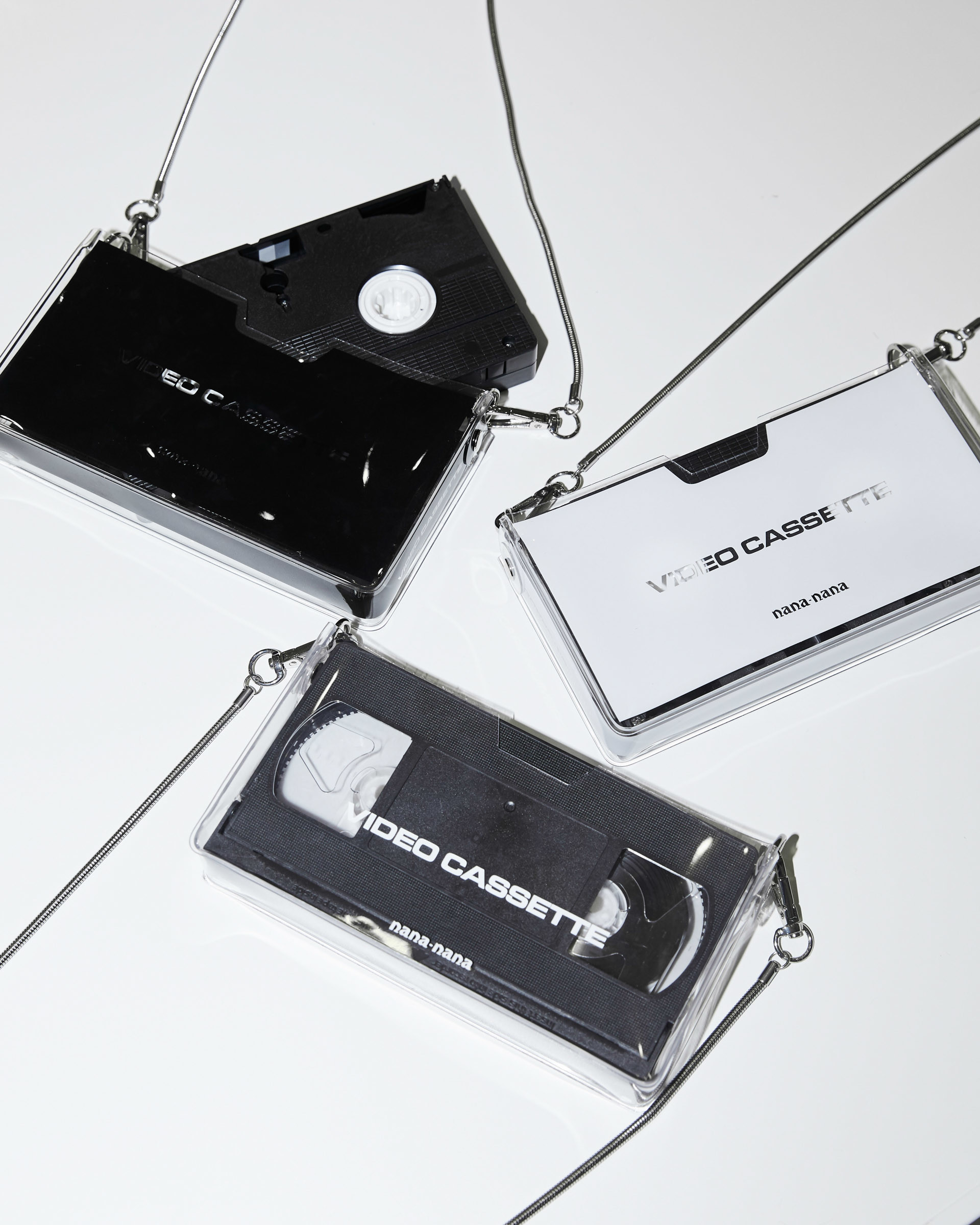 ナナナナ」ビデオテープサイズの新作PVCバッグ発売、用紙サイズからはレザー製が新登場